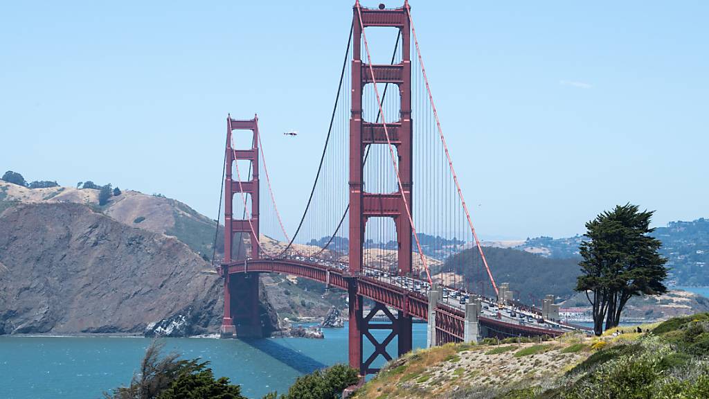 ARCHIV - Autos fahren über die Golden Gate Brücke über die San Francisco Bay. Foto: Bernd von Jutrczenka/dpa