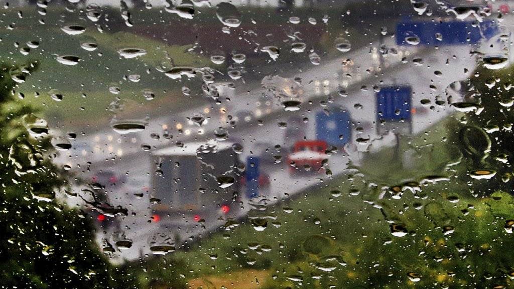 Unwetter in Deutschland sorgen für Behinderungen auf der Schiene und am Flughafen.