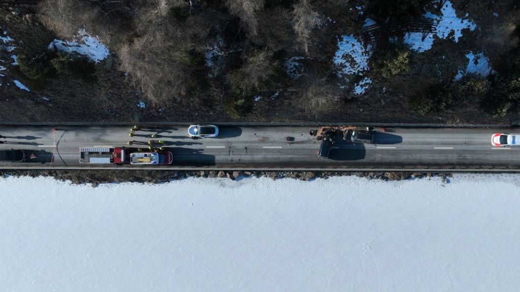Feuerwehr birgt Mann nach Unfall bei Silvaplana GR aus dem Auto
