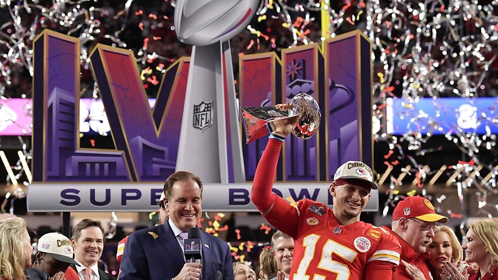 Patrick Mahomes, der Quarterback der Kansas City Chiefs, feiert nach dem Sieg der 58. Super Bowl