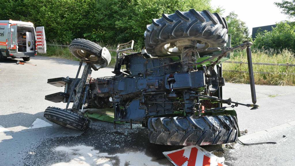 Auto prallt in Traktor – eine Person verletzt
