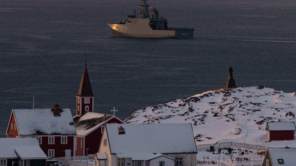 ARCHIV - Ein Militärschiff patrouilliert in der Nähe von Nuuk. Foto: Evgeniy Maloletka/AP/dpa/Archivbild