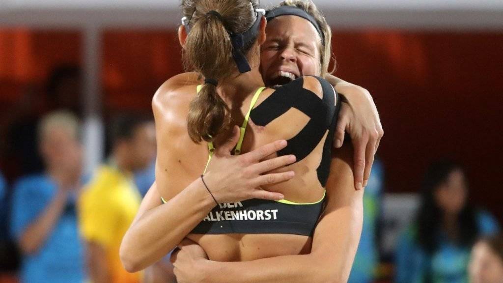 Am Ziel angelangt: Kira Walkenhorst (Vordergrund) und Laura Ludwig feiern ihr Olympia-Gold im Beachvolleyball