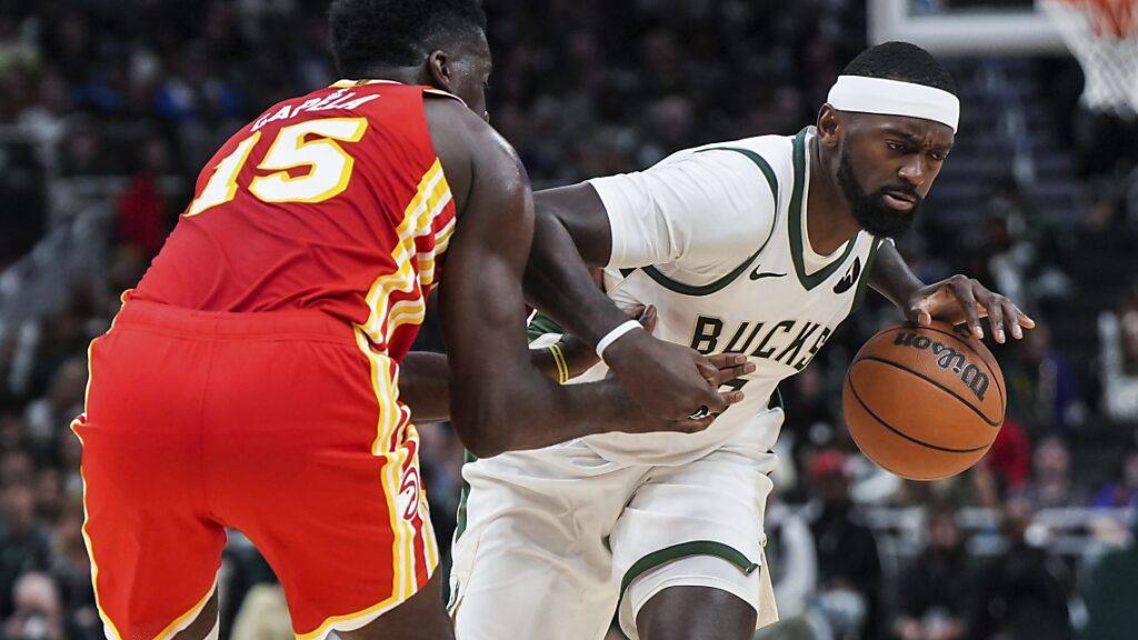 Atlantas Clint Capela (links) in Aktion während des Spiels in Milwaukee