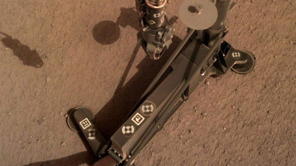 Mit tausenden Hammerschlägen gräbt der Mars-Roboter HP3 Zentimeter um Zentimeter ein Loch in den Untergrund des Roten Planeten. Ziel des Experiments ist die Messung des Wärmestroms aus dem Marsinneren.