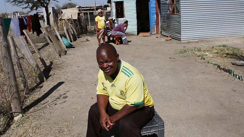 Metallbehausung im südafrikanischen Marikana: Die Menschenrechtsorganisation Amnesty International wirft dem Minenbetreiber Lonmin vor, Häuser für tausende Minenarbeiter nicht wie versprochen bereitgestellt zu haben. (Archivbild)
