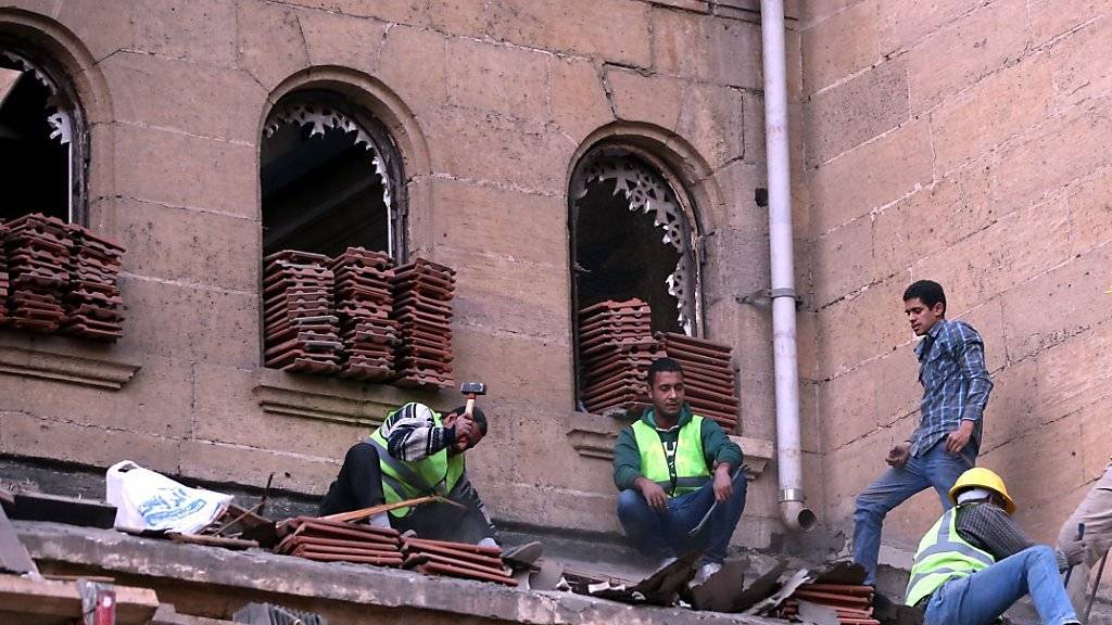 Koptische Christen in Kairo bauen ihre Kirche nach dem tödlichen Anschlag im Dezember 2016 wieder auf. Dabei starben 27 Menschen.