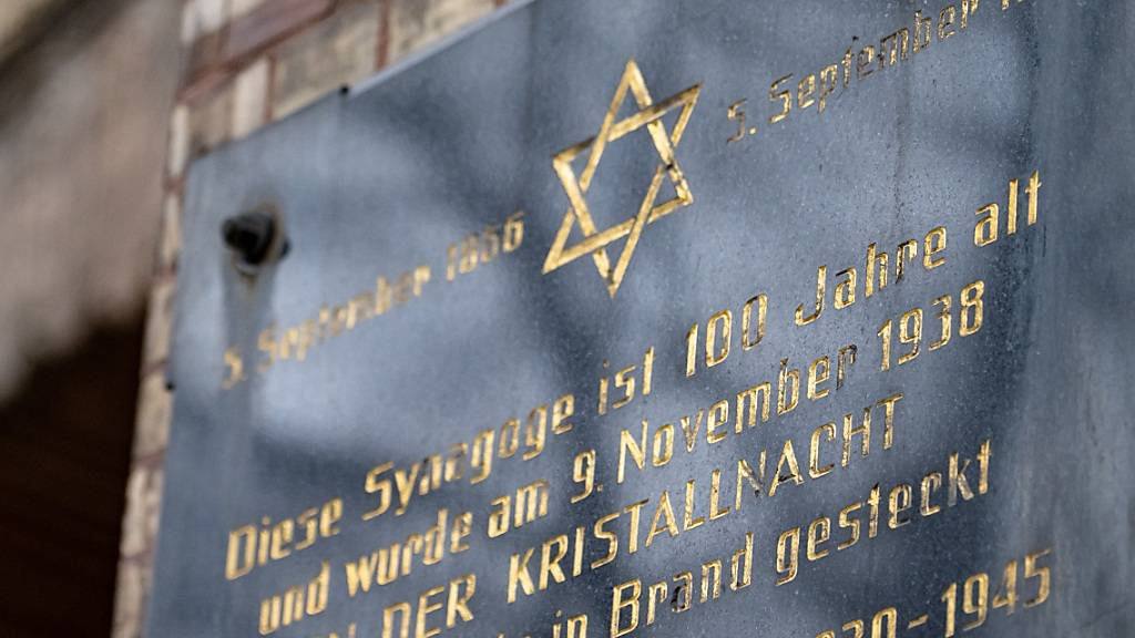 Eine Gedenktafel erinnert an die Pogromnacht. Foto: Fabian Sommer/dpa