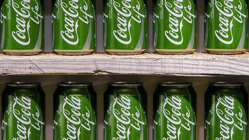 Der Getränkeriese Coca-Cola hat im dritten Quartal den Gewinn markant gesteigert. Die Umstellung auf Smoothies, Säfte, Tees und kalorienreduzierte Getränke zahlt sich aus. (Archiv)