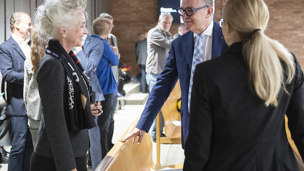 Regierungsrätin Carmen Walker Späh (links, FDP) und der Verwaltungsratspräsident der Flughafen Zürich AG, Josef Felder, können sich im Kantonsrat über einen ersten Schritt in Richtung Pistenverlänegerung freuen.