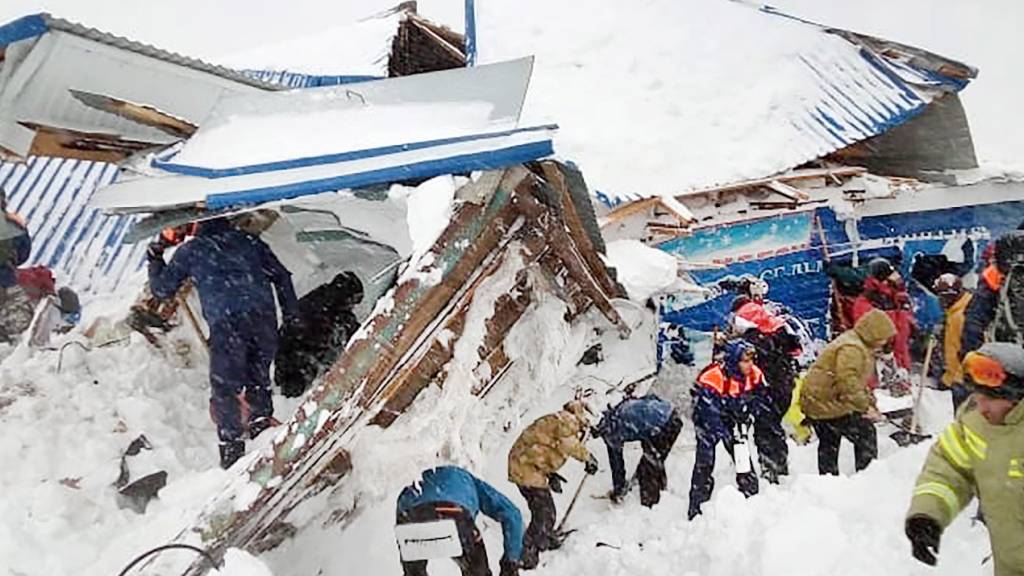 Mehrere Menschen in russischem Skigebiet von Lawine verschüttet