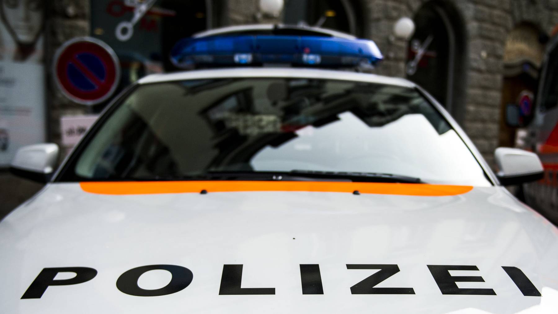 Laut der Stadtpolizei St.Gallen kollidierte ein Postauto mit einem Baum.