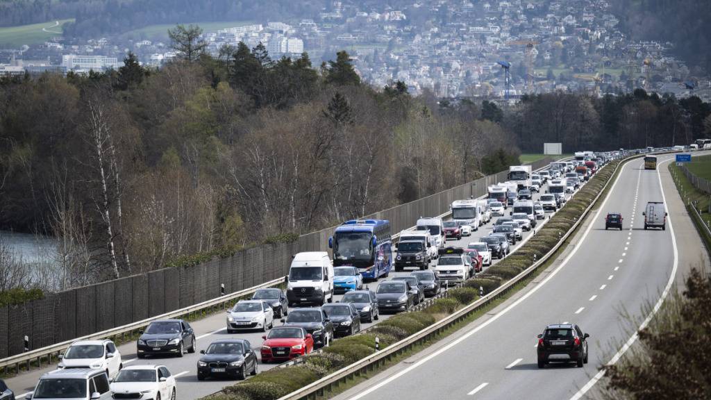 Gegen den Ausweichverkehr der A13 wurden bereits viele Massnahmen getestet. 2023 wurde beispielsweise die Durchfahrt durch anliegende Dörfer gesperrt. (Archivbild von 2023 bei Domat/Ems)