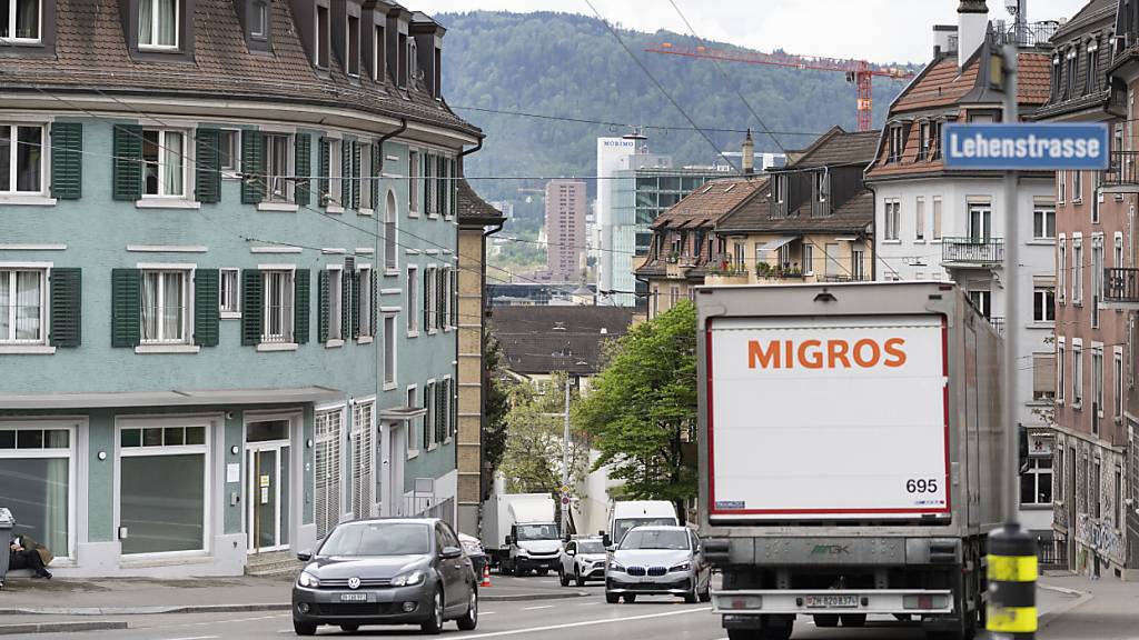 Der Zürcher Stadtrat will die vielbefahrene Rosengartenachse für den Fuss- und Veloverkehr sicherer machen. Bei der Lehenstrasse ist eine Querung mit Ampeln geplant. (Archivbild).