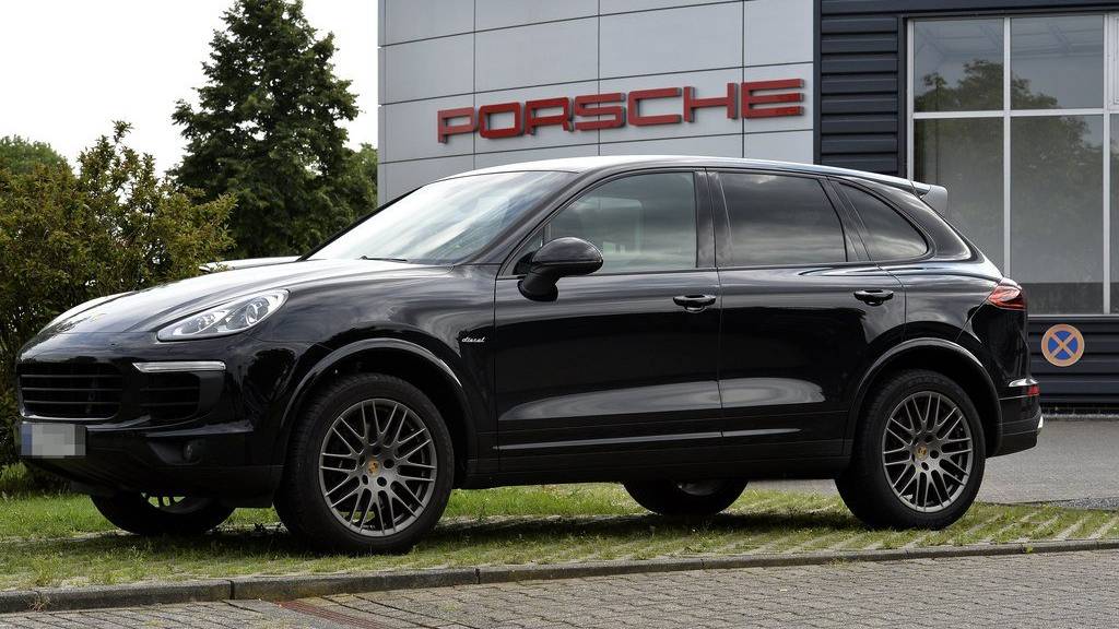 epa06112966 A Porsche Cayenne Diesel SUV in Viersen, Germany, 27 July 2017. German Transport Minister Alexcander Dobrindt on 27 July said a forbidden system to shut off cleaning of diesel exhaust emissions has been found to have been installed in 3 Liter diesel engines of Porsche Cayenne SUV models. Dobrindt said a total of 22,000 vehicles Europe-wide will have to be called in to fix the problem.  EPA/SASCHA STEINBACH