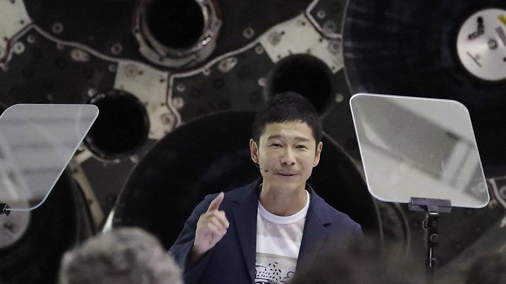 Der japanische Milliardär  Yusaku Maezawa soll als erster Weltraumtourist an Bord einer SpaceX um den Mond fliegen. (Foto: Chris Carlson/AP)