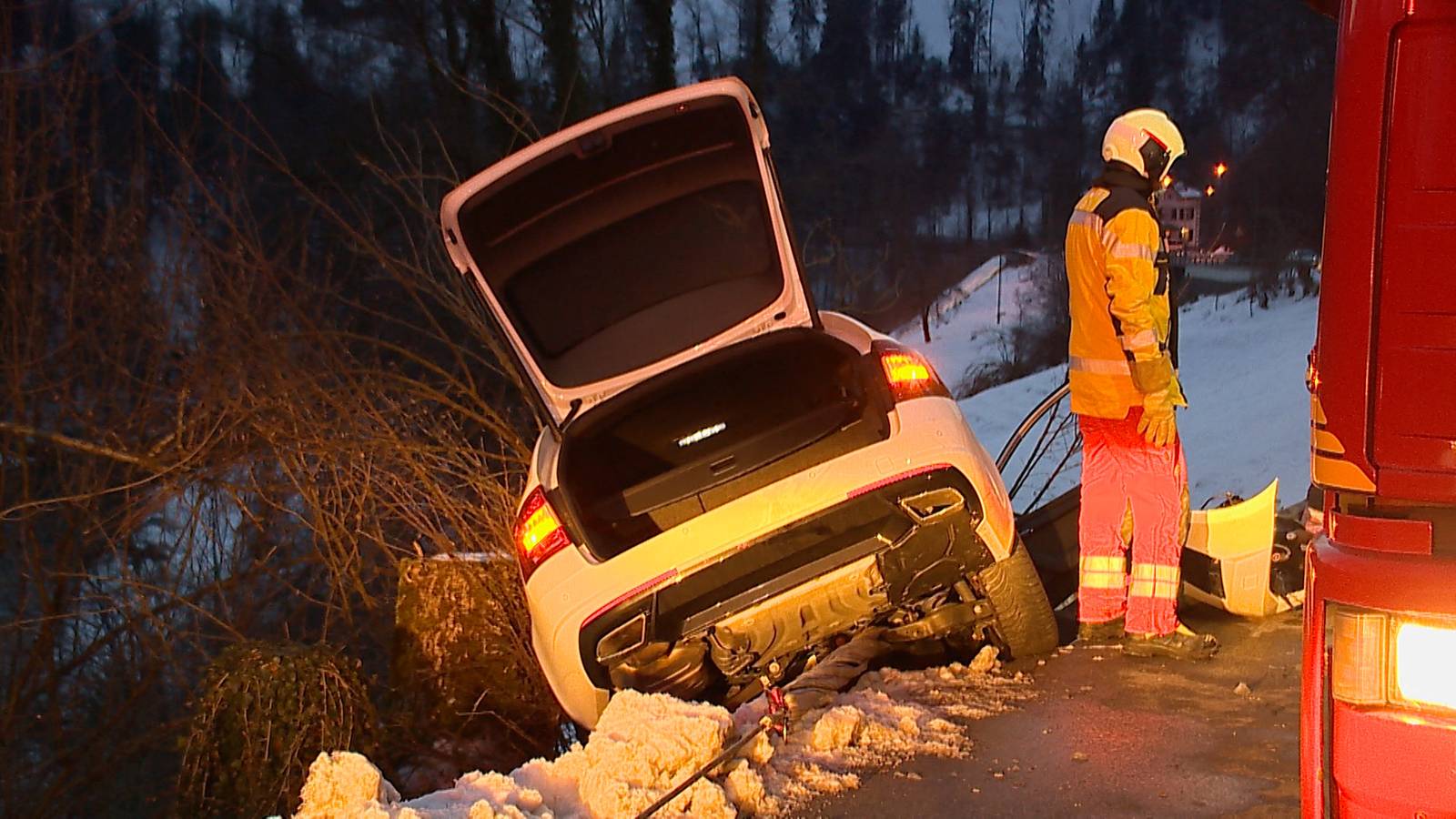 Hirzel Zh Unfall Mit Drei Autos Fordert Zwei Verletzte Telezuri