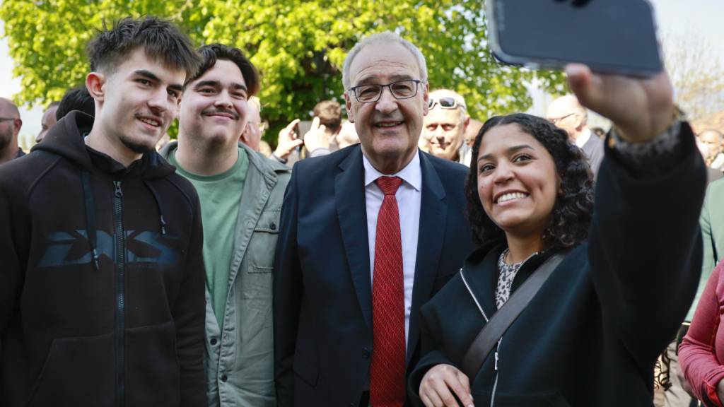 Bundespräsident Guy Parmelin (Mitte) mischte sich in Estavayer-le-Lac unter das Volk.