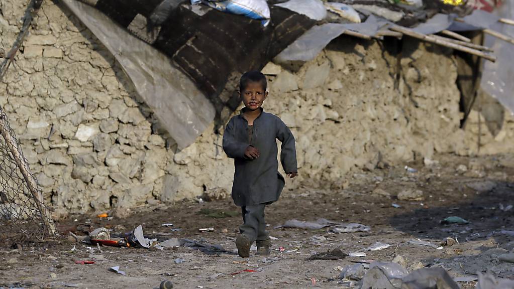 Ungeachtet anhaltender Gewalt im kriegszerrissenen Afghanistan leben Zehntausende Menschen als Schutzsuchende in dem Land. (Bild aus Kabul) Foto: Mariam Zuhaib/AP/dpa