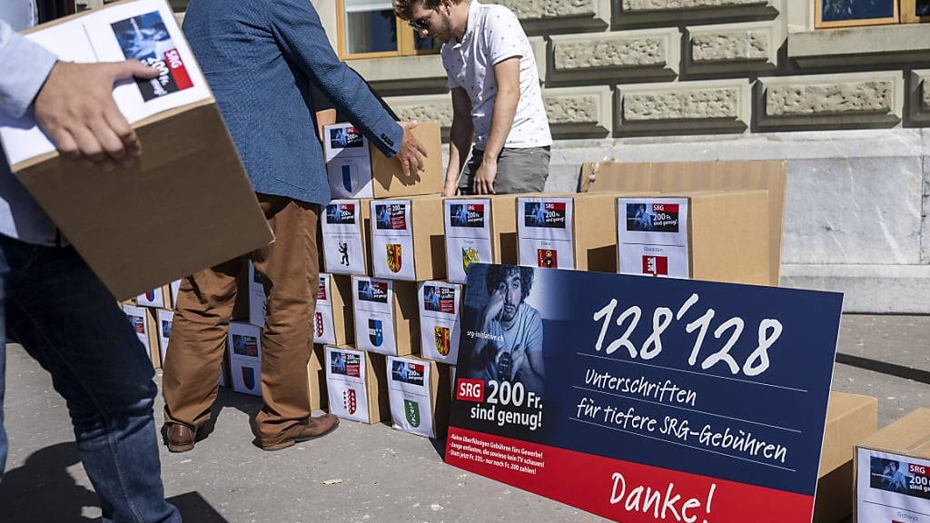 Die Volksinitiative für eine tiefere Radio- und Fernsehabgabe wird eingereicht. Der Bundesrat lehnt sie ab. Er will aber die Abgabe von zurzeit 335 Franken pro Jahr und Haushalt ab 2029 auf 300 Franken zu senken. (Archivbild)