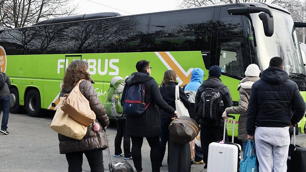Das deutsche Busunternehmen Flixbus hat unterlaubt Passagiere innerhalb der Schweiz transportiert. Das soll ausländischen Unternehmen auch in Zukunft verboten sein. Das Schienennetz möchte der Bundesrat hingegen für ausländische Anbieter öffnen. (Archivbild)