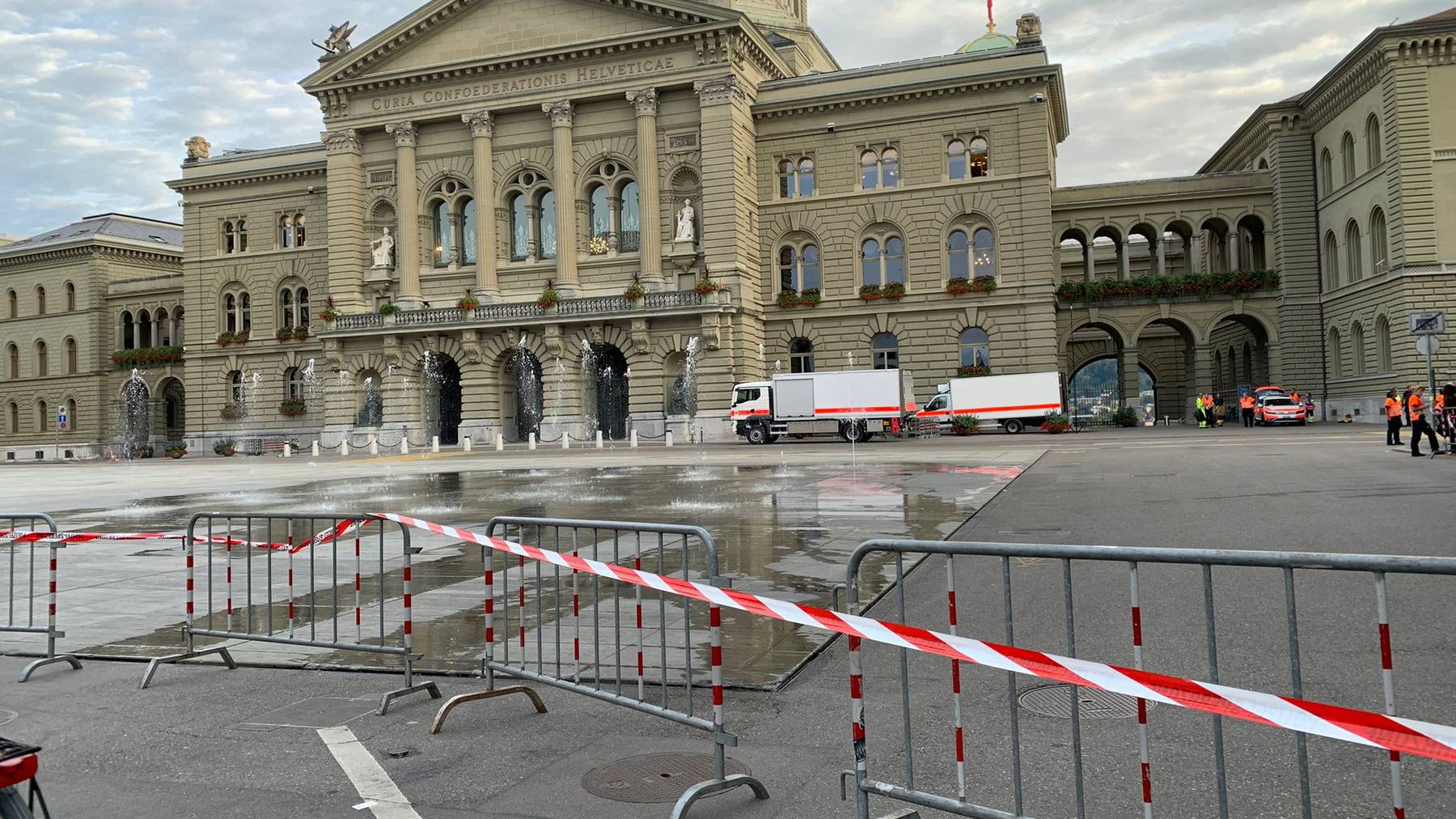 Der Bundesplatz wurde abgesperrt und des Bundeshaus konnte weder betreten noch verlassen werden.