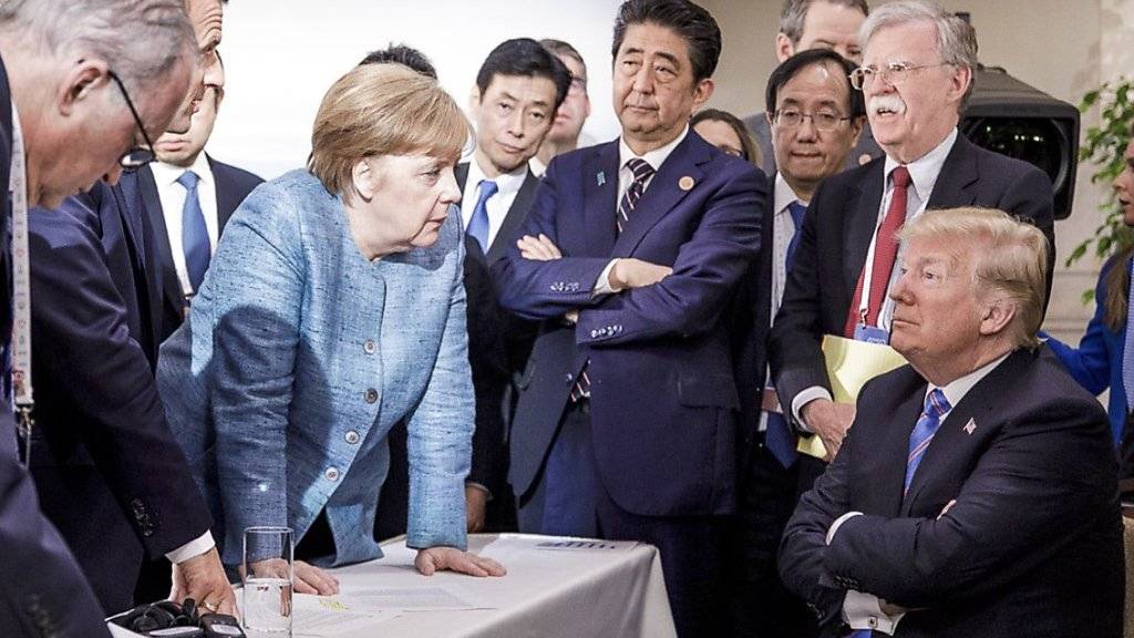 US-Präsident Donald Trump reagiert mit eigenen Bildern auf das weltweit verbreitete Foto mit der deutschen Kanzlerin Angela Merkel, weil es die Situation auf dem G7-Gipfel nicht korrekt widerspiegle.