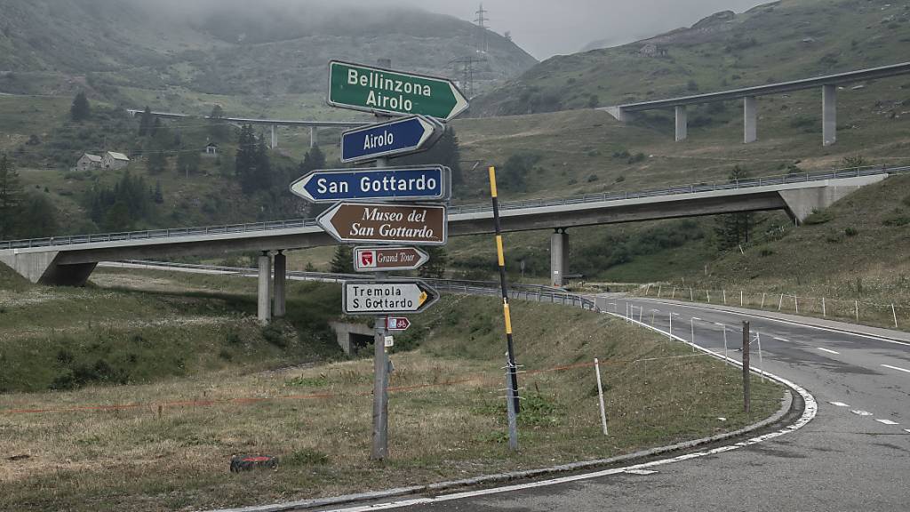 Schlechtes Wetter verhindert Aufräumarbeiten: Die Gotthard-Passstrasse ist nach den heftigen Niederschlägen bis auf weiteres gesperrt. (Archivbild)