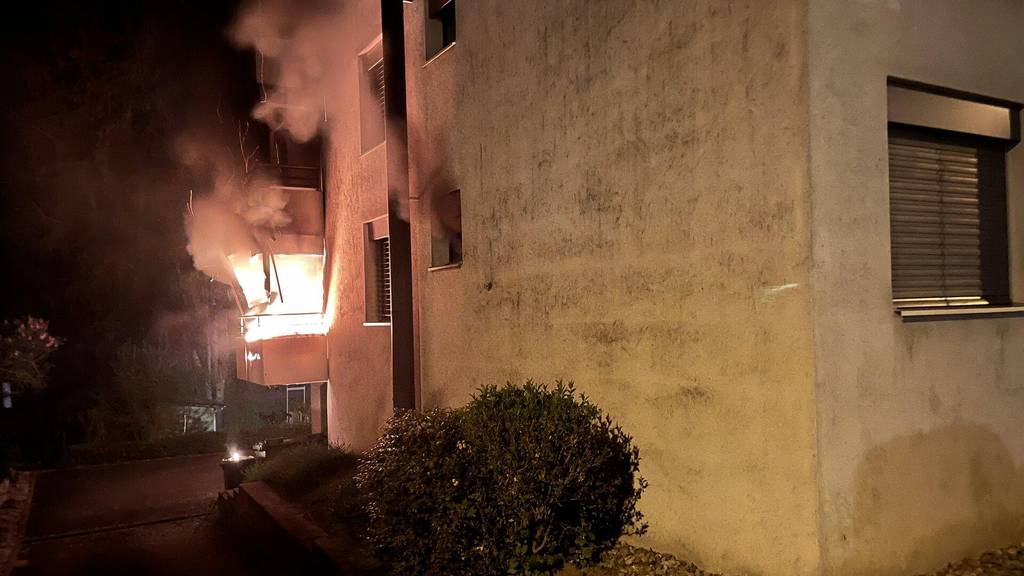 Balkonbrand zerstört Wohnungen in Geroldswil