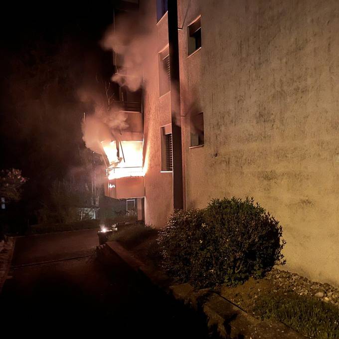 Balkonbrand zerstört Wohnungen in Geroldswil