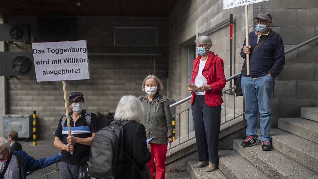 Vergeblich hatte ein Bürgerforum im September 2020 vor dem Start in die entscheidende Session des St. Galler Kantonsrats gegen die Schliessung des Spitals in Wattwil demonstriert. (Archivbild)