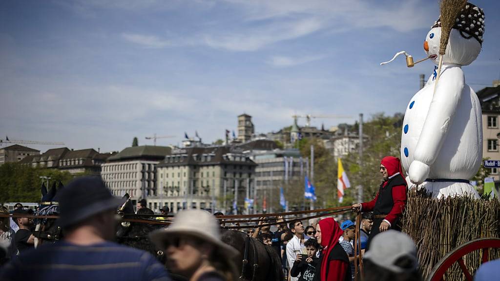 Der Zürcher Böögg war am Sonntag am Kinderumzug dabei. Inzwischen steht er mitten auf dem Sechseläutenplatz.
