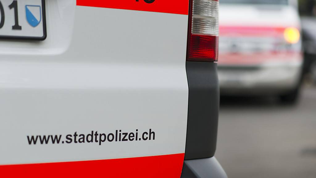 Ein 22-Jähriger hat am Mittwochabend bei einem Überfall in der Nähe des Bahnhofs Oerlikon Stichverletzungen erlitten. Die Stadtpolizei Zürich nahm die Ermittlungen auf. (Symbolbild)