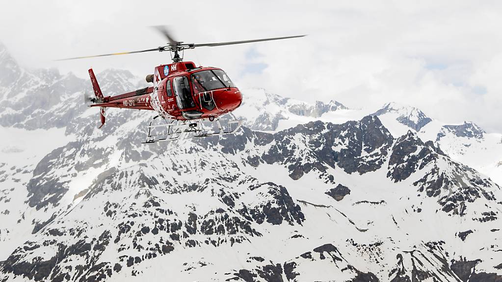 Die mit einem Helikopter der Air-Zermatt auf die Unfallstelle am Pollux geflogenen Rettungskräfte konnten nur noch den Tod des Abgestürzten feststellen. (Symbolbild)