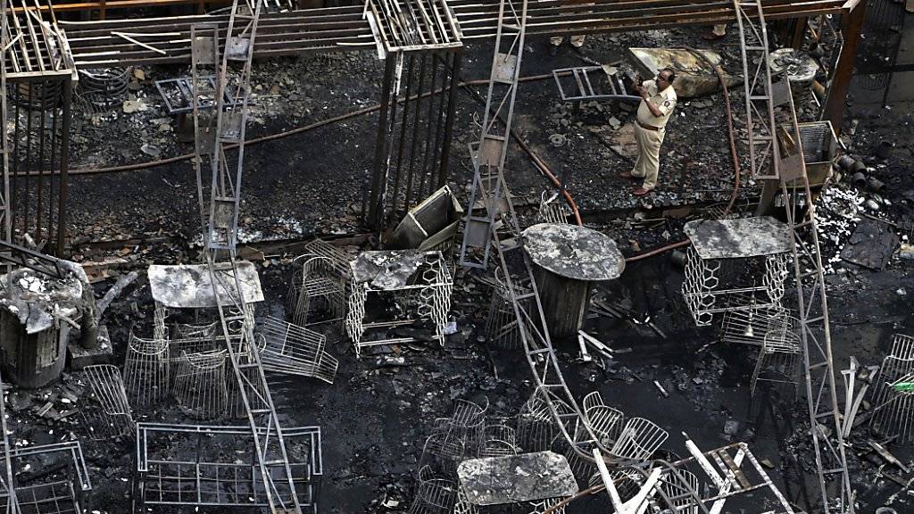 Ermittler in den Überresten des niedergebrannten Restaurants in Mumbai