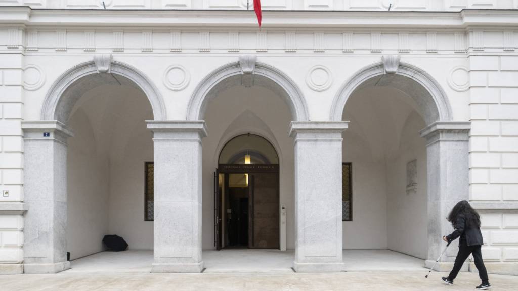 Vor dem Bundesstrafgericht in Bellinzona hat der zweite Tag des Berufungsprozesses gegen Ousman Sonko begonnen. (Archivbild)