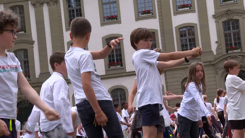 Ein Tanzfest der besonderen Art: 700 SchülerInnen begeistern die Zuschauenden auf dem Münsterplatz