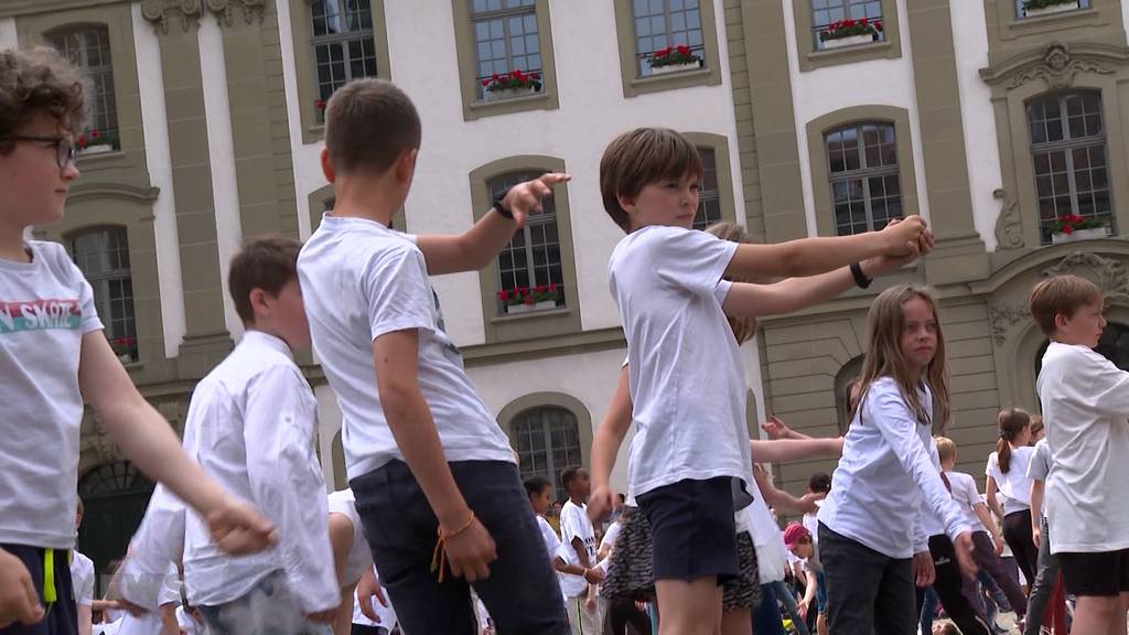Ein Tanzfest der besonderen Art: 700 SchülerInnen begeistern die Zuschauenden auf dem Münsterplatz
