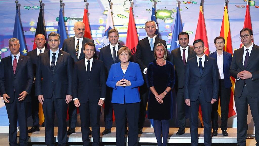 Die deutsche Kanzlerin Angela Merkel und Frankreichs Präsident Emmanuel Macron haben Serbien und Kosovo am Montag in Berlin zur Beilegung ihrer Gebietsstreitigkeiten gedrängt.