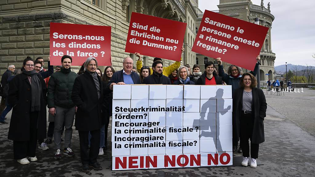 Ein überparteiliches Komitee hat in Bern sein Referendum gegen die Teilabschaffung der Verrechnungssteuer eingereicht.