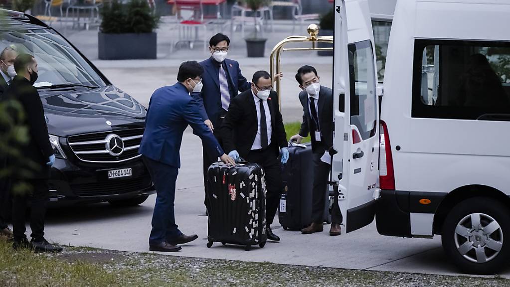 Mitglieder der chinesischen Delegation beim Verladen von Gepäck beim Hotel Hyatt am Flughafen Zürich.