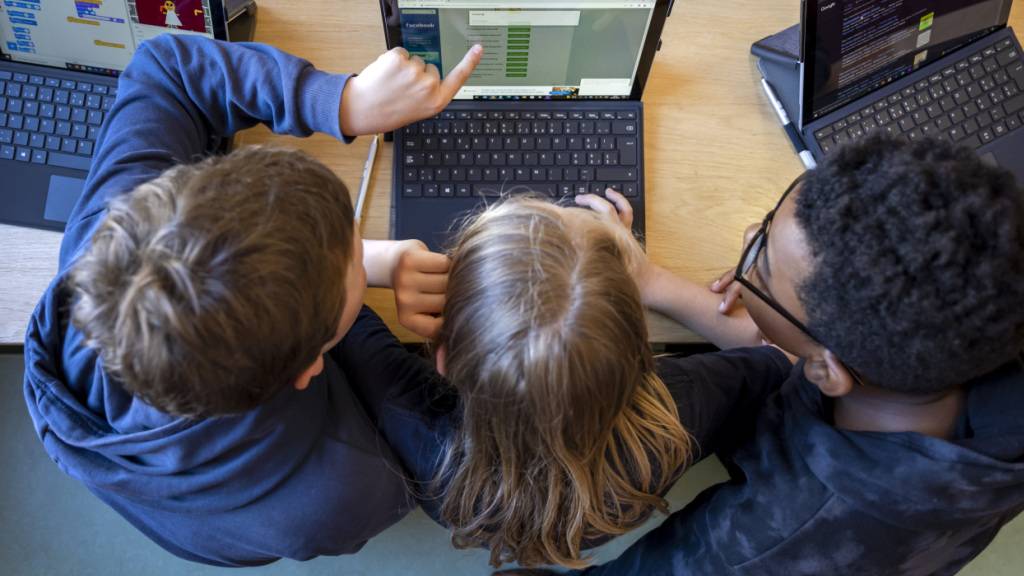 Das Potenzial digitaler Hilfsmittel in Schulen wird laut einem Nationalen Forschungsprogramm nicht voll ausgeschöpft. (Symbolbild)