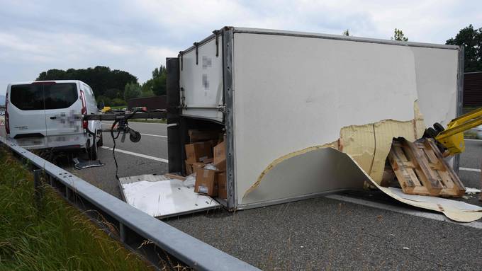 Widnau: Anhänger kippt auf Autobahn