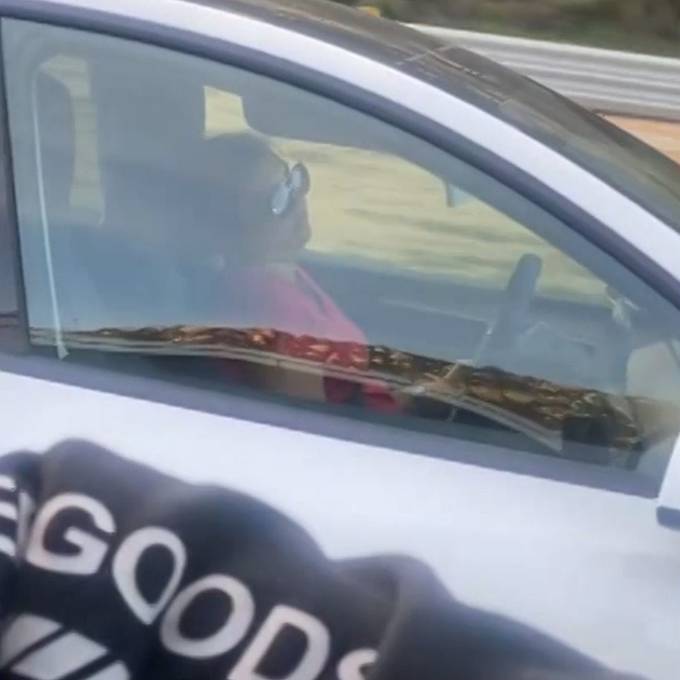 Autopilot auf Autobahn: Frau schläft am Steuer ihres Teslas