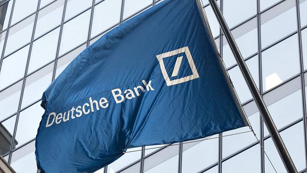 Die mit Altlasten kämpfende Deutsche Bank hat die Analysten am Donnerstag mit einem Gewinn überrascht.