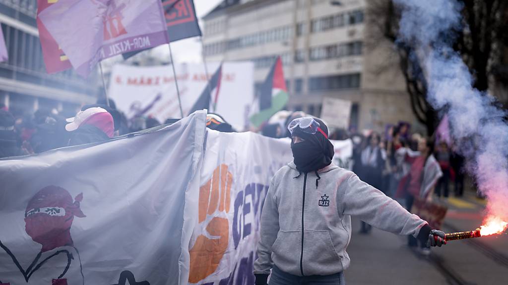 Das Gericht hat eine linksextreme Demoteilnehmerin verurteilt, weil sie an einer Attacke auf einen Polizisten beteiligt war. (Symbolbild)