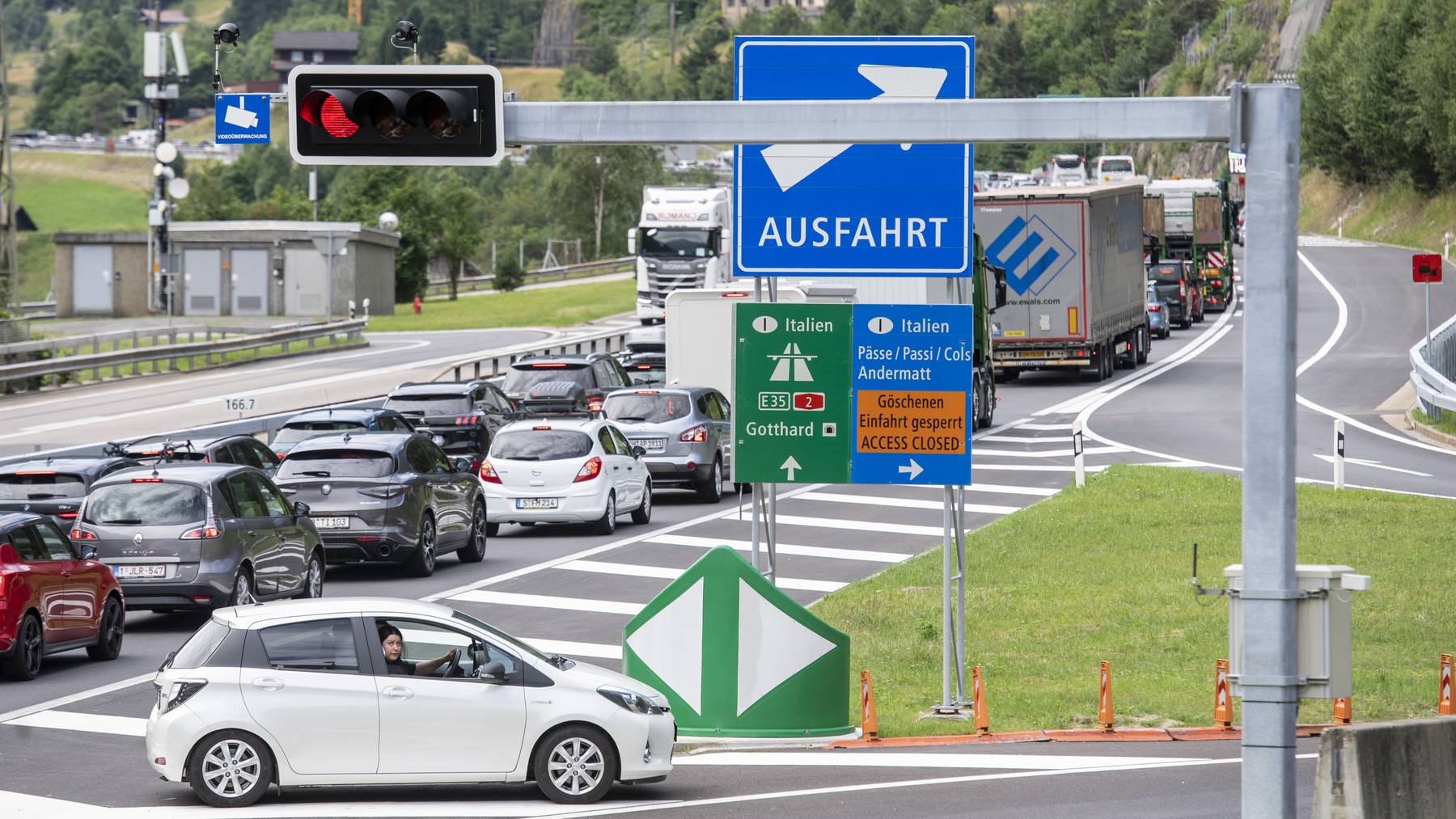 Stau Autobahneinfahrt Wassen