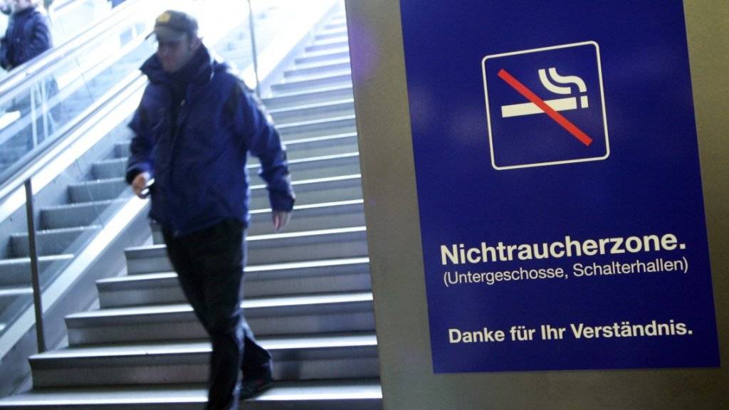 Die SBB erwägen ein Rauchverbot in allen Schweizer Bahnhöfen. (Archiv)