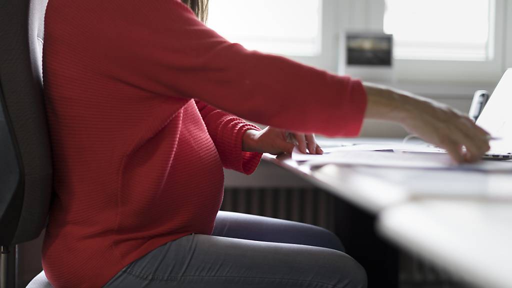 Der Berner Regierungsrat plant bessere Arbeitsbedingungen für schwangere Kantonsangestellte.