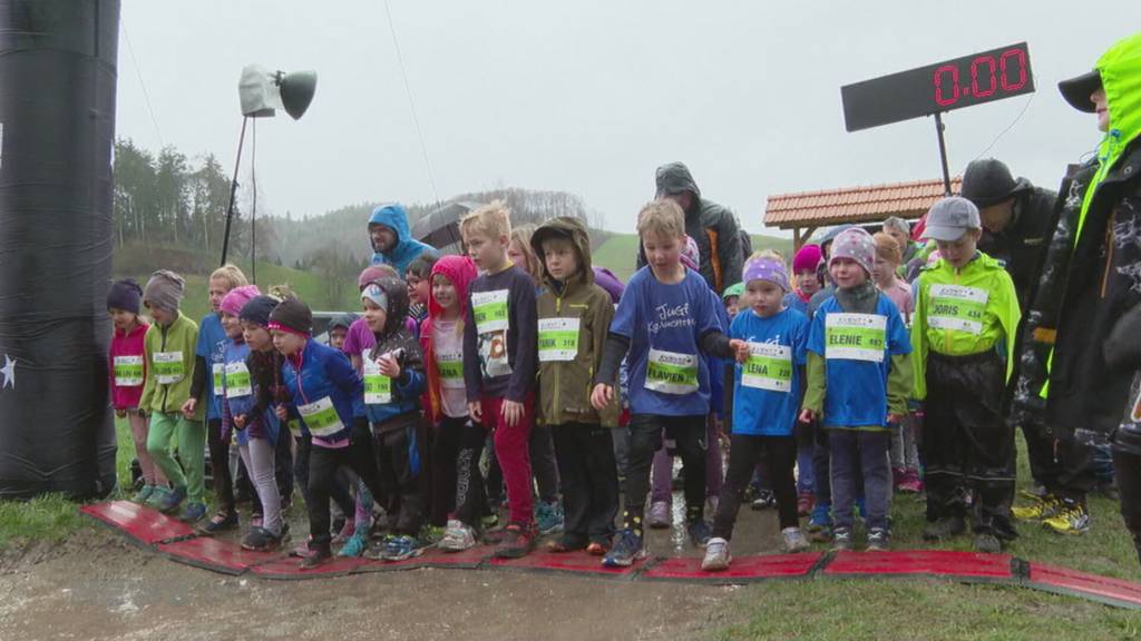 Kinder werden am Thorberg-Trail klatschnass